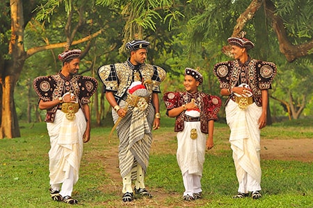 sposi con abbigliamento tradizionale del regno di Kandy