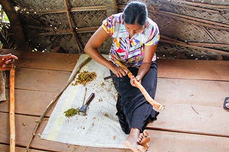 donna locale nel villaggio di cannella