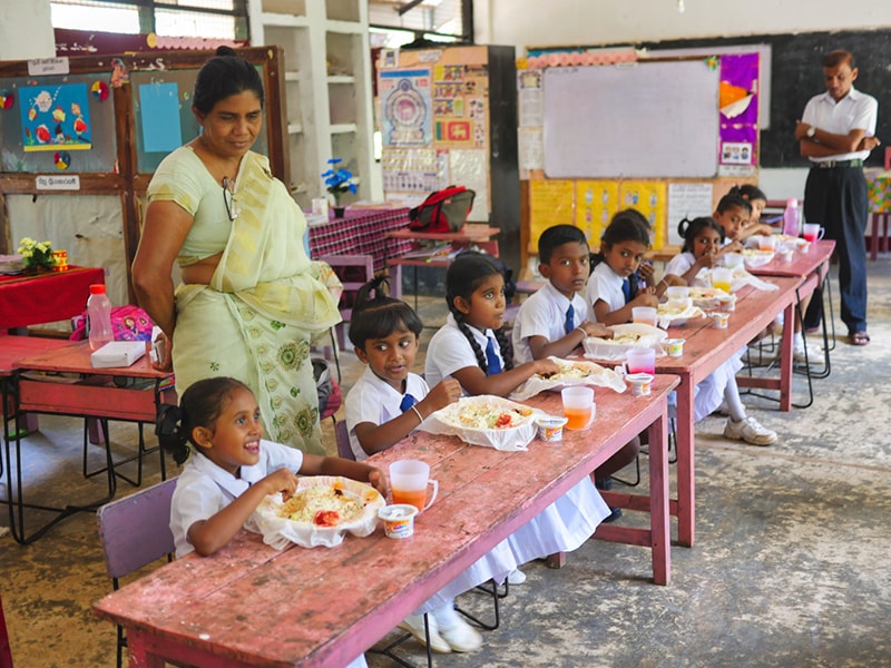 dona pranzo a scuola locale sri Lanka
