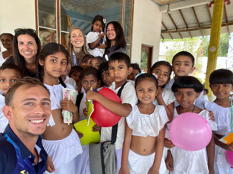 bambini sorridenti con i turisti sri Lanka