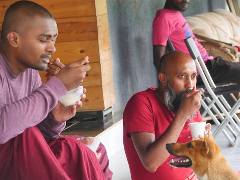 volontariato con dino guida locale sri Lanka