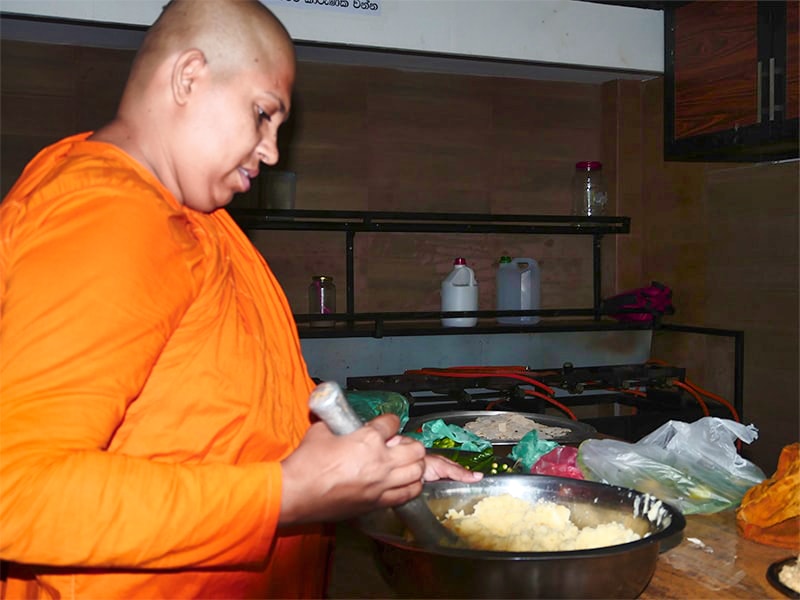 monaca cucinare in monastero