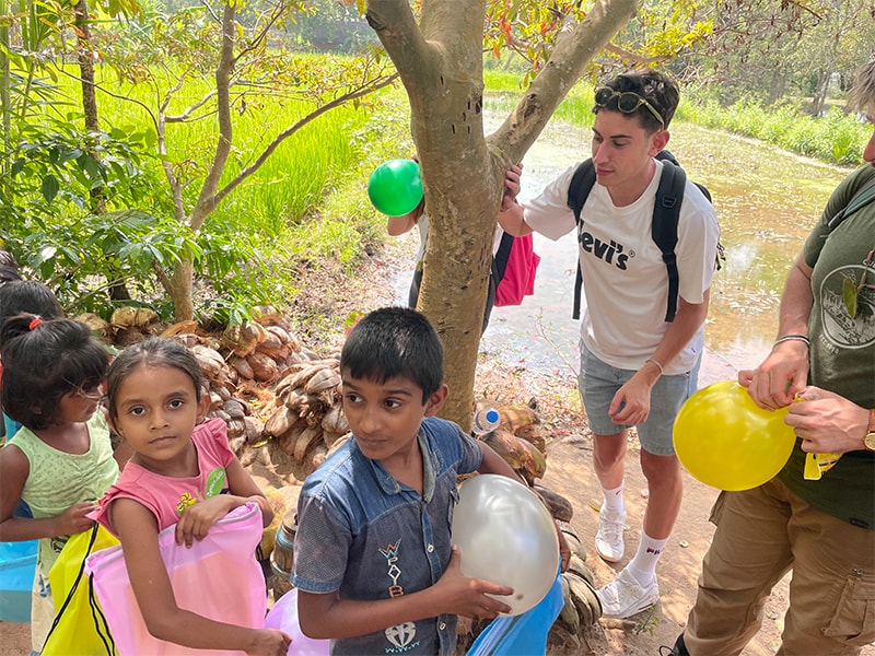 volontari dona materiali scolastici ai bambini villaggio Sri Lanka