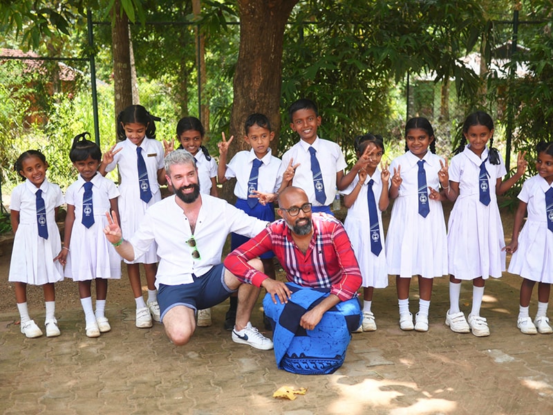 bambini canta canzone una scuola locale a Diyakapilla sri lanka