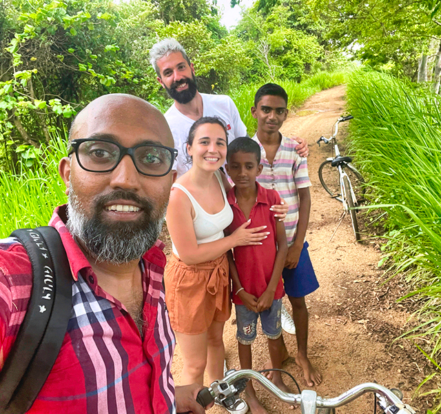 incontriamo bambini durante tour in bici sigiriya