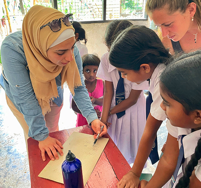 studenti locali insegna cingalese ai turisti