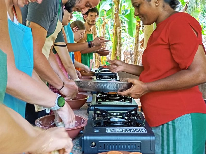 Lezioni di Cucina a Galle cost sud donna locale insegna cucinare ai turisti italiani