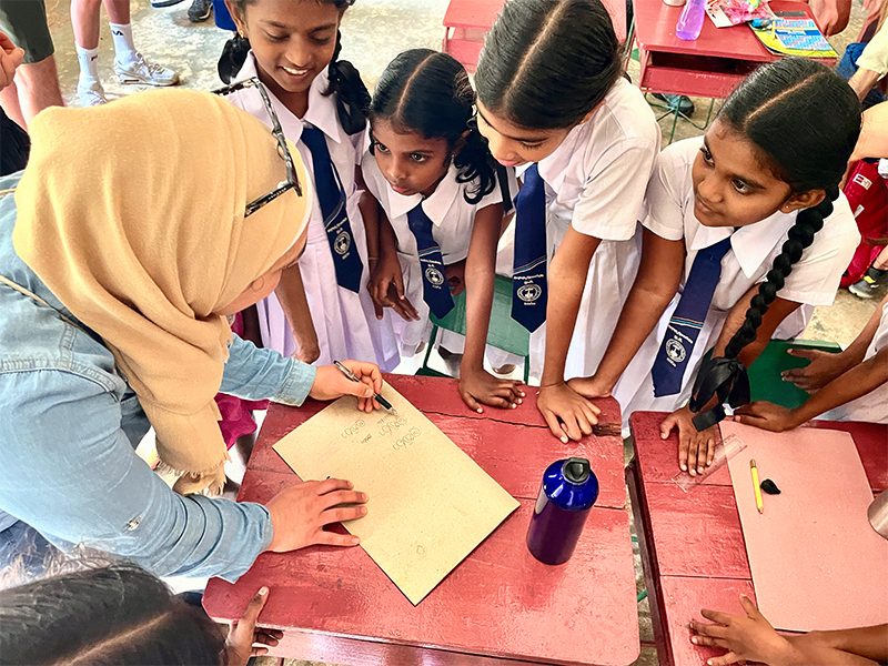 volontariato insegna in scuola locale srilanka