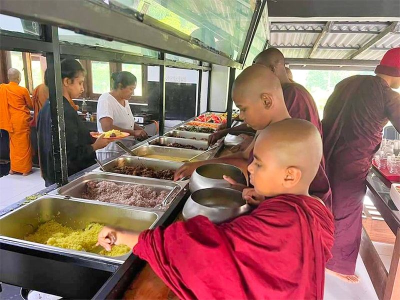 monaci bambini al pranzo sri Lanka