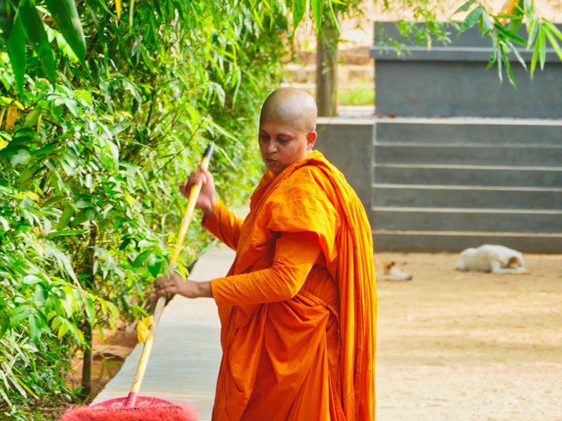 monaca pulisce monastero locale Kandy