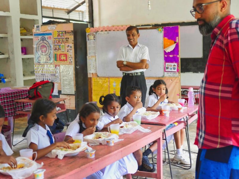 bambini pranzare scuola locale Diyakapilla