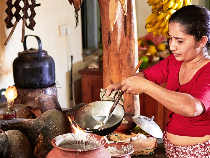 vivere con il popolo locale donna srilankese cucina hoppers srilanka